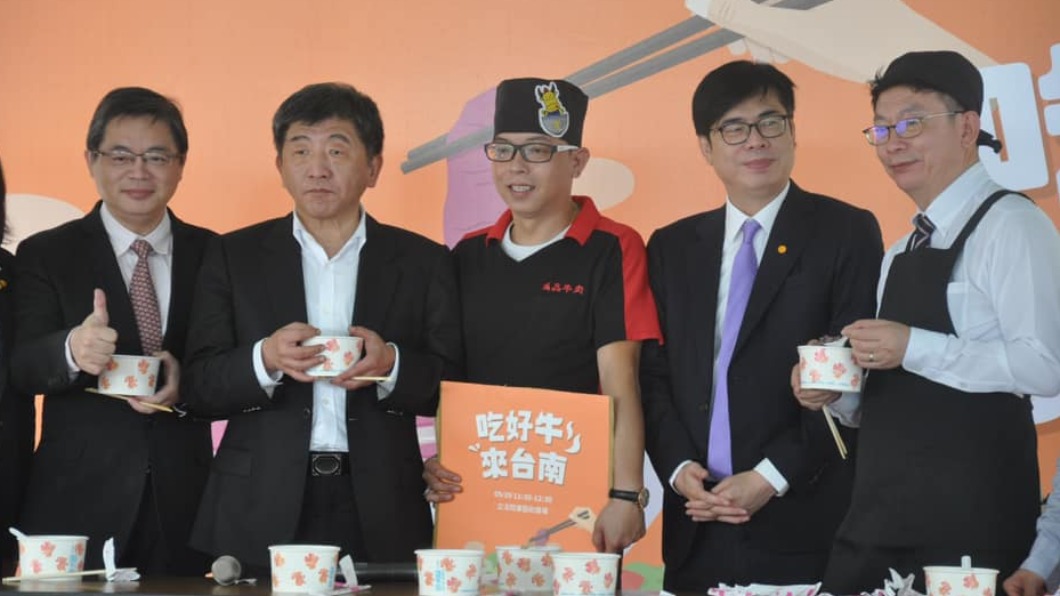 鴻品牛肉湯在台南經營20年，還曾與高雄市長陳其邁、衛福部長陳時中合影。（圖／鴻品牛肉湯市政府店臉書）