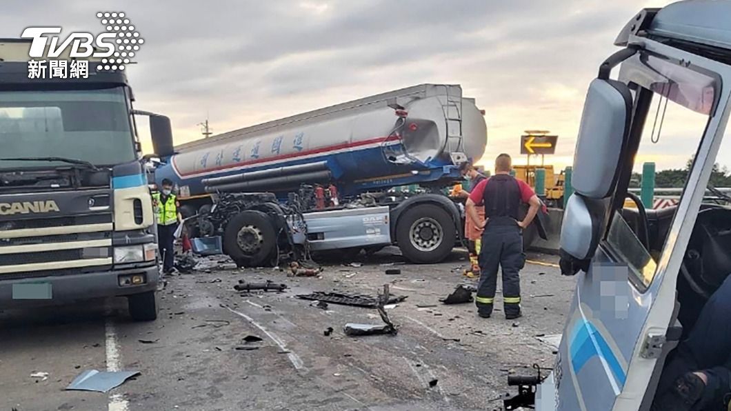 台61線車禍!煞車不及撞上貨車 化學槽車車頭全毀