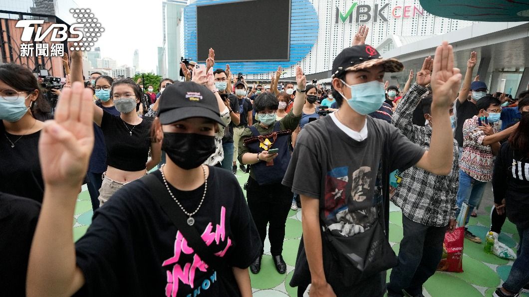 民眾控訴政府防疫成績不佳,要求總理下台。(圖/達志影像美聯社)