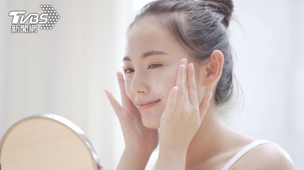 保濕工作確實可讓皮膚不易產生細紋、暗沉。(示意圖/Shutterstock達志影像)