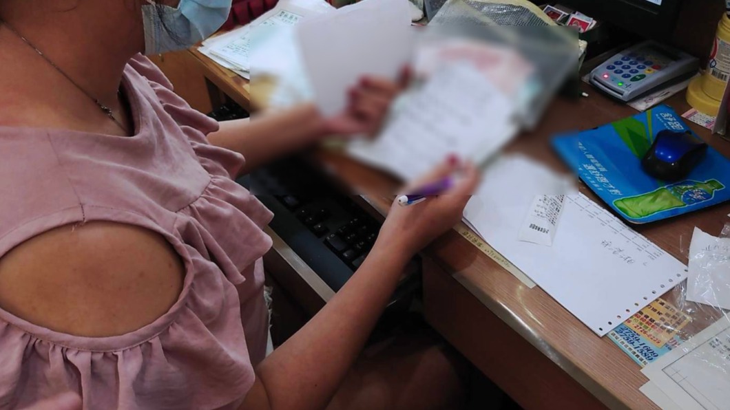 指揮中心建議接種單位例如醫院、合約的基層診所,自行公告COVID-19疫苗接種作業及開放候補名單登記。(圖/TVBS)