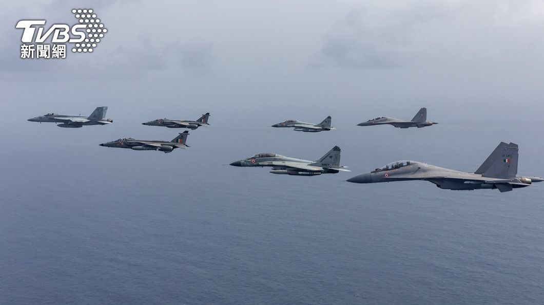 第五艦載機聯隊與印度空軍編隊飛行在雷根號航母上空。(圖/美國國防部提供)