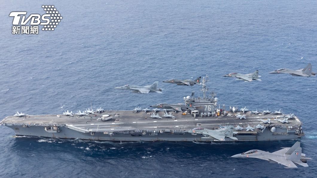 第五艦載機聯隊與印度空軍編隊飛行在雷根號航母上空。(圖/美國國防部提供)
