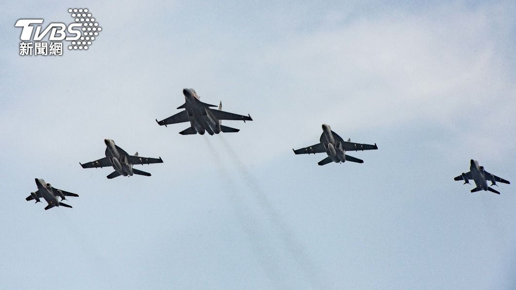 第五艦載機聯隊與印度空軍編隊飛行在雷根號航母上空。(圖/美國國防部提供)