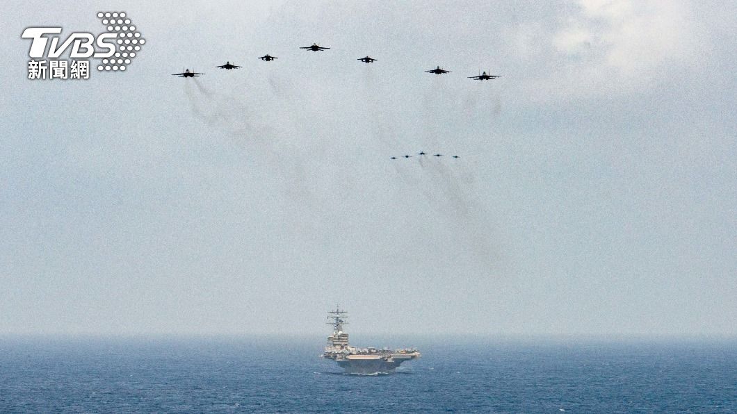 第五艦載機聯隊與印度空軍編隊飛行在雷根號航母上空。(圖/美國國防部提供)