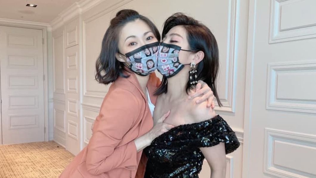 侯怡君直接伸進王彩樺上衣內襲胸。(圖/翻攝自王彩樺臉書)