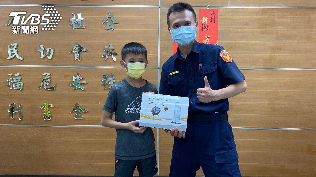 暖心!10歲童存錢一年8750元 買快篩贈防疫員警