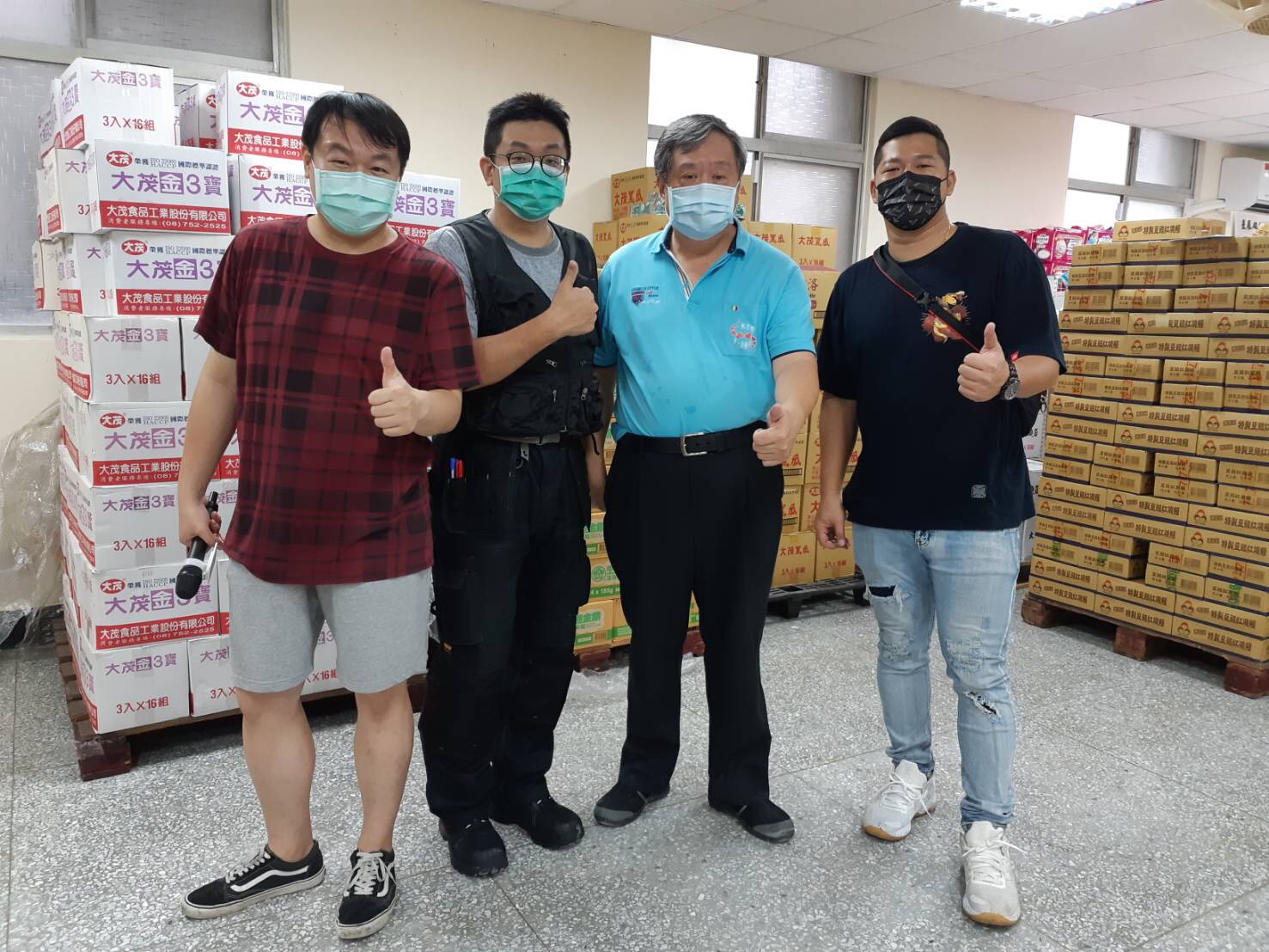 （左起）紅心字會司徒建銘、作家林立青、地表最強里長方荷生、草爺。（圖／紅心字會提供）