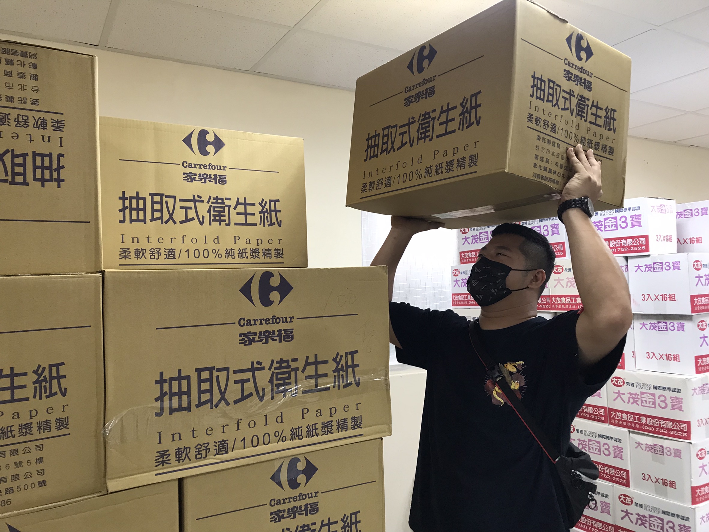 草爺為紅心字會弱勢家庭搬運生活物資。（圖／紅心字會提供）