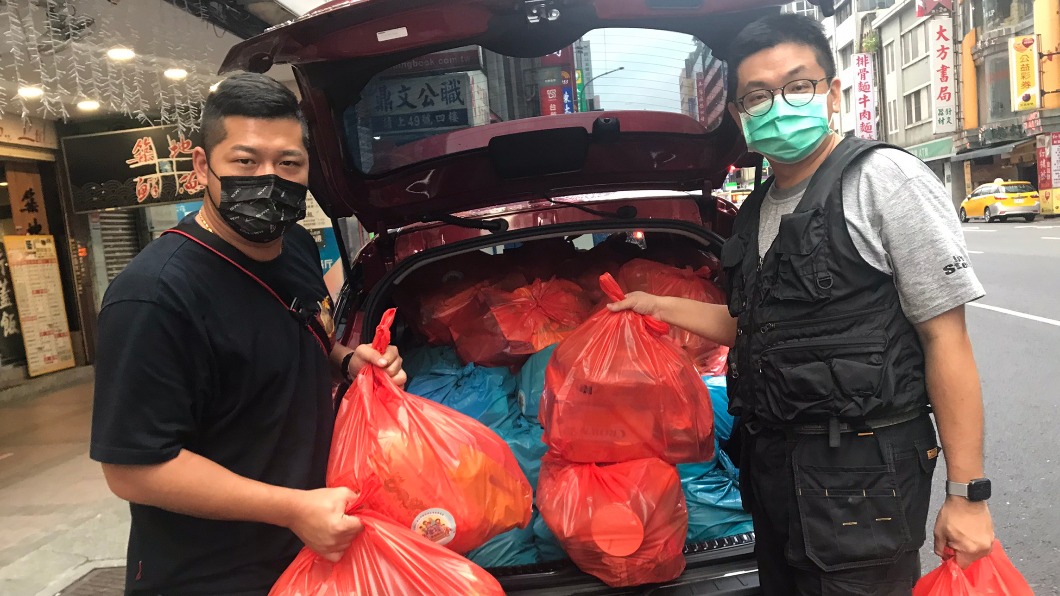 百萬網紅「掏2疊千元鈔」助弱勢　霸氣喊：缺什麼就買！