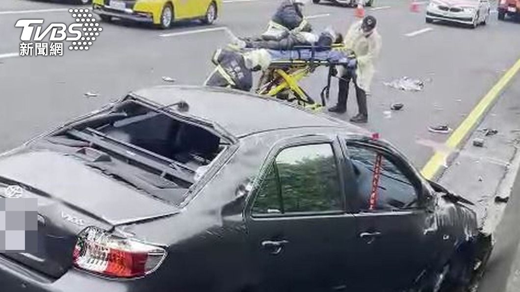 國1死亡車禍!男駕車自撞護欄 噴飛車外慘死
