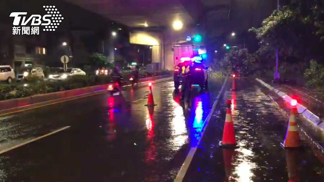 警方已趕抵現場實施警戒。(圖/高雄市林園分局)