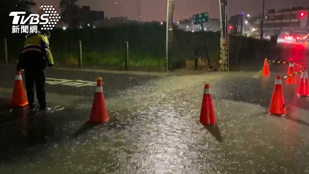 高雄市與屏東縣下大雷雨。(圖/高雄市林園分局)