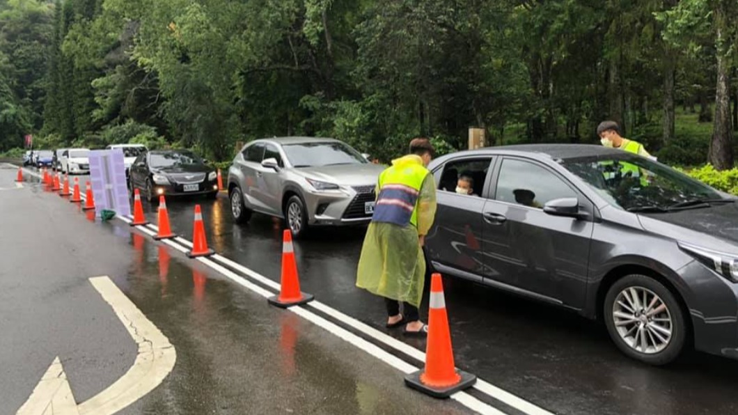關太久受不了!車潮擠爆日月潭 她酸:北毒南送一起淪陷