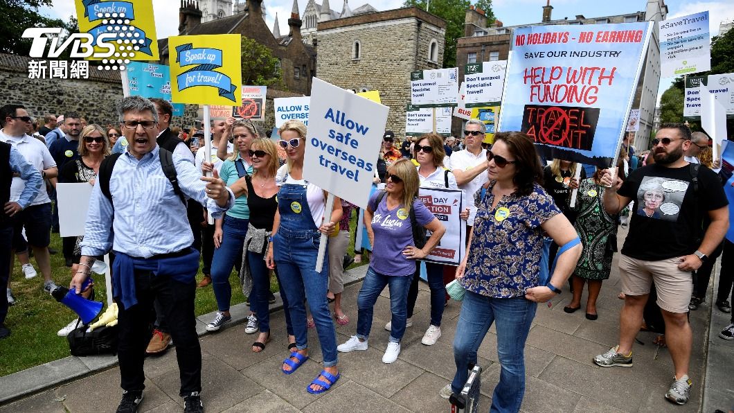 英國政府暫緩解封,引發旅遊業者不滿抗議。(圖/達志影像路透社)