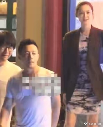 汪小菲與友人開心聚會。(圖/翻攝自微博)