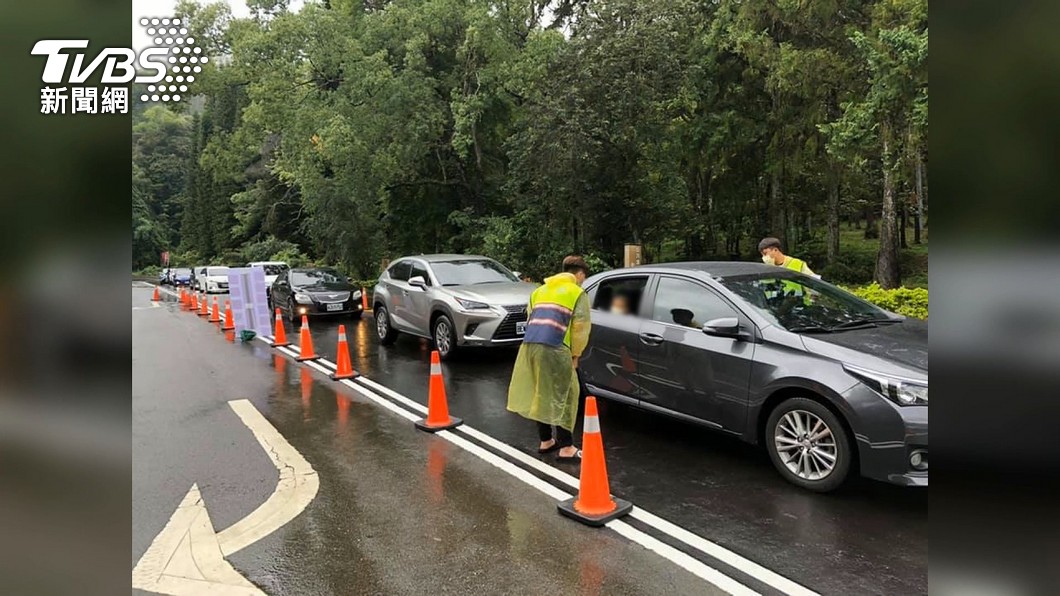 日月潭美景重現湧入車潮 居民設檢查站勸導也無用