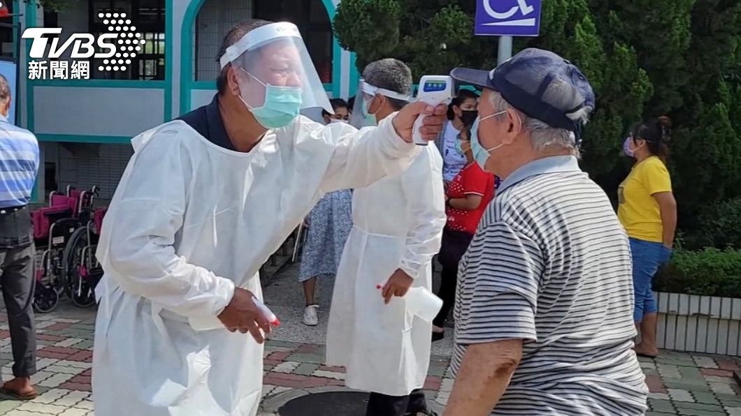 日前爆出多起AZ疫苗接種後不良事件,導致緩打潮出現。(圖/TVBS)