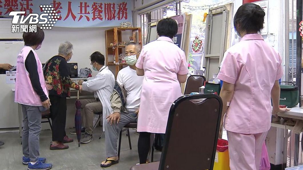 儘管疫苗對新型變種病毒的抵抗力仍有疑慮,但醫師指出預防重症仍有效。(圖/TVBS)