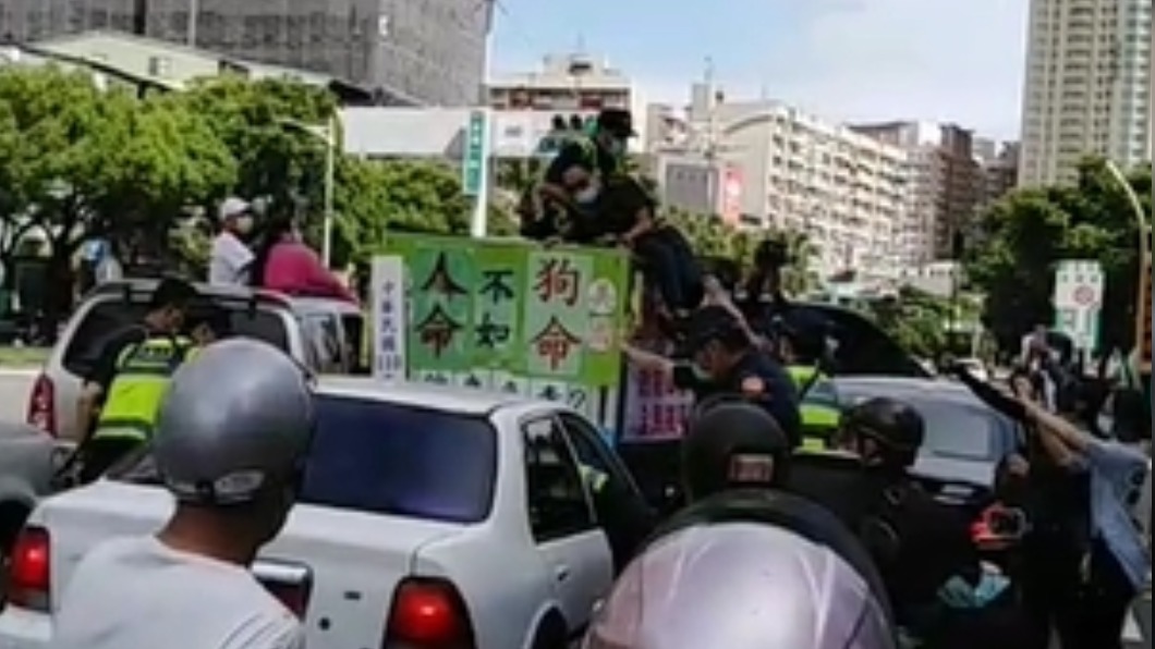 高雄為疫苗上街遊行爆警民衝突 佔車道、撒冥紙遭移送