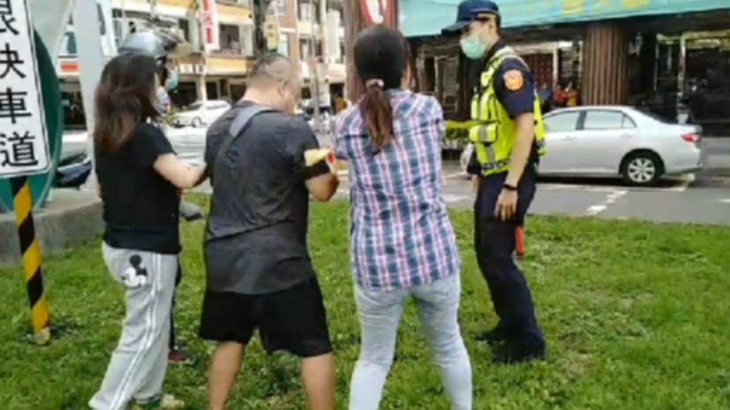 警民爆發肢體衝突。(圖/翻攝自周則宇 凱開)