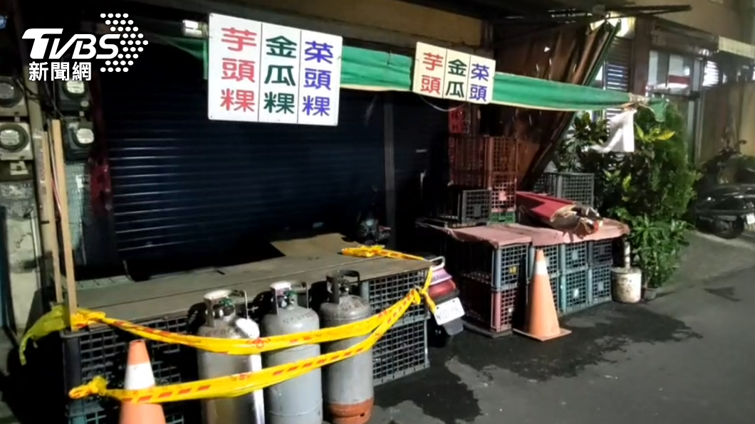 平時夫妻倆在家門口擺攤賣菜。(圖/TVBS)