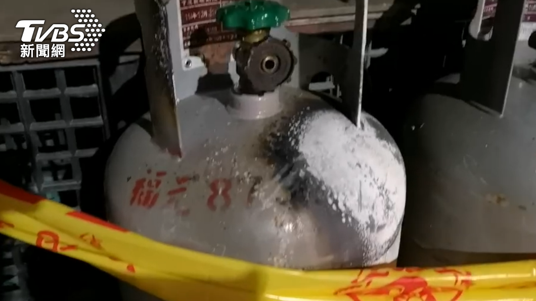 警消抵達現場發現瓦斯罐正在噴火。(圖/TVBS)