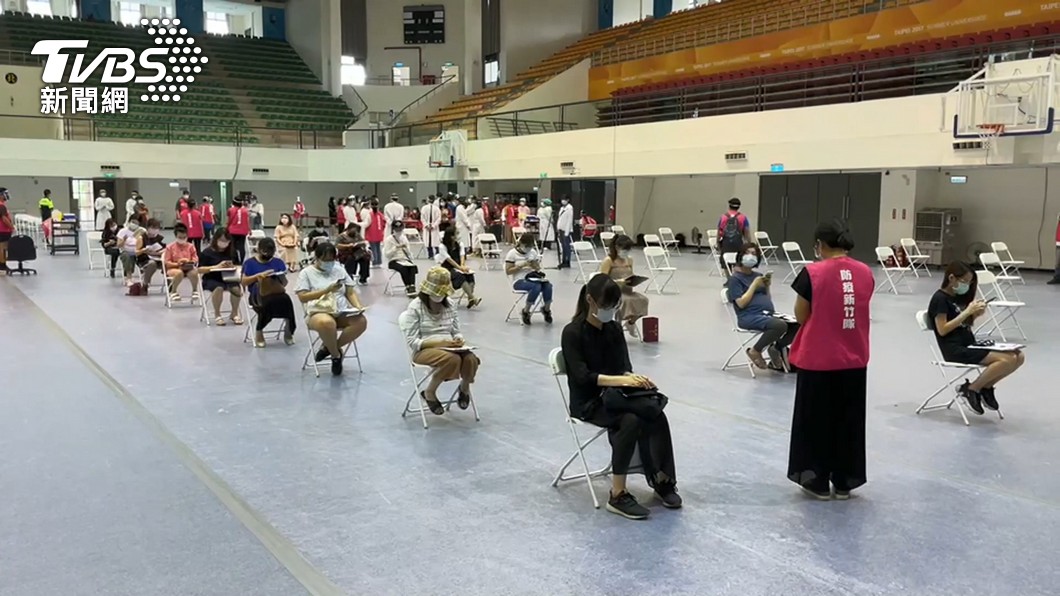 指揮中心25日宣布,各縣市可自行決定殘劑疫接種順序、相對措施。(圖/TVBS)