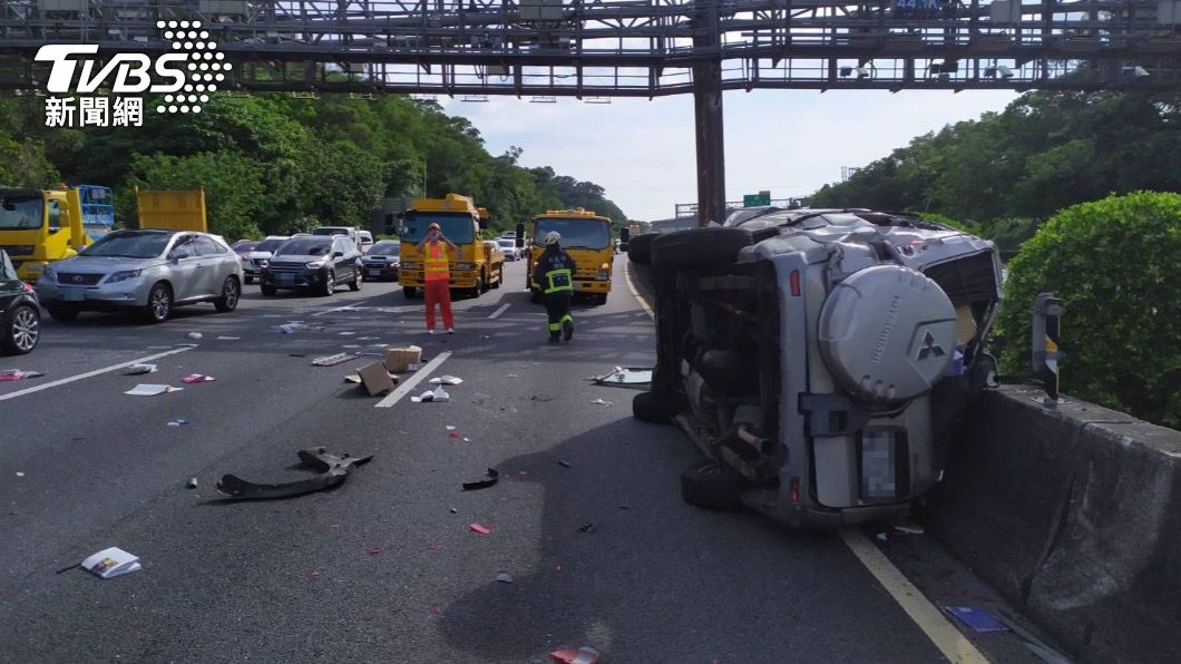 休旅車路肩自撞衝進內側 翻過護欄卡逆向車道2人傷