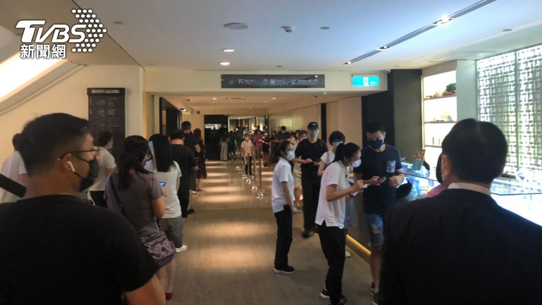 怕!外帶取餐上百人排隊「群聚」 晶華:已重規劃動線