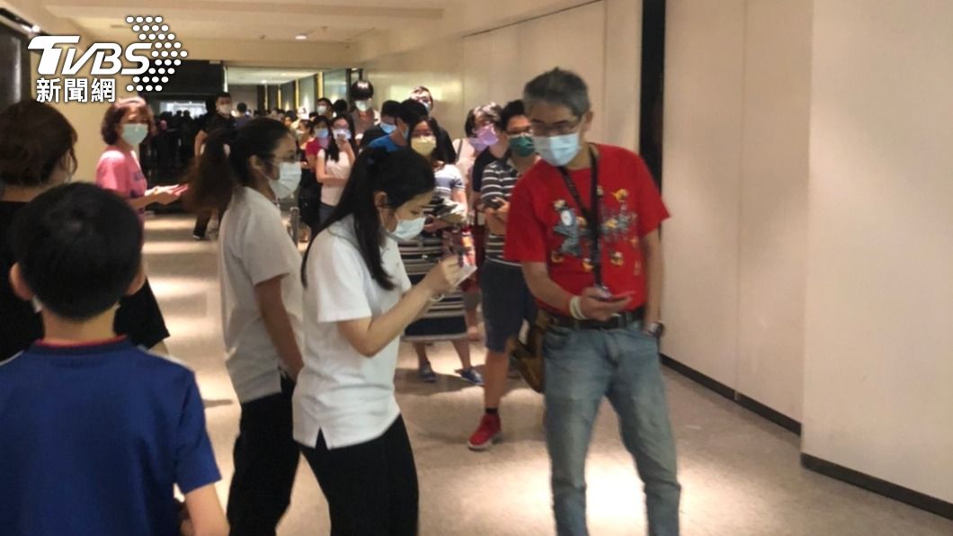 晶華酒店強調當下有注意維持距離和實聯制。(圖/TVBS)
