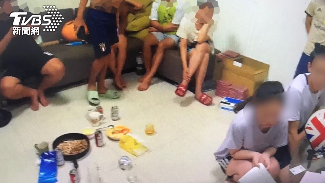 警方入內發現地上杯盤狼藉。(圖/TVBS)