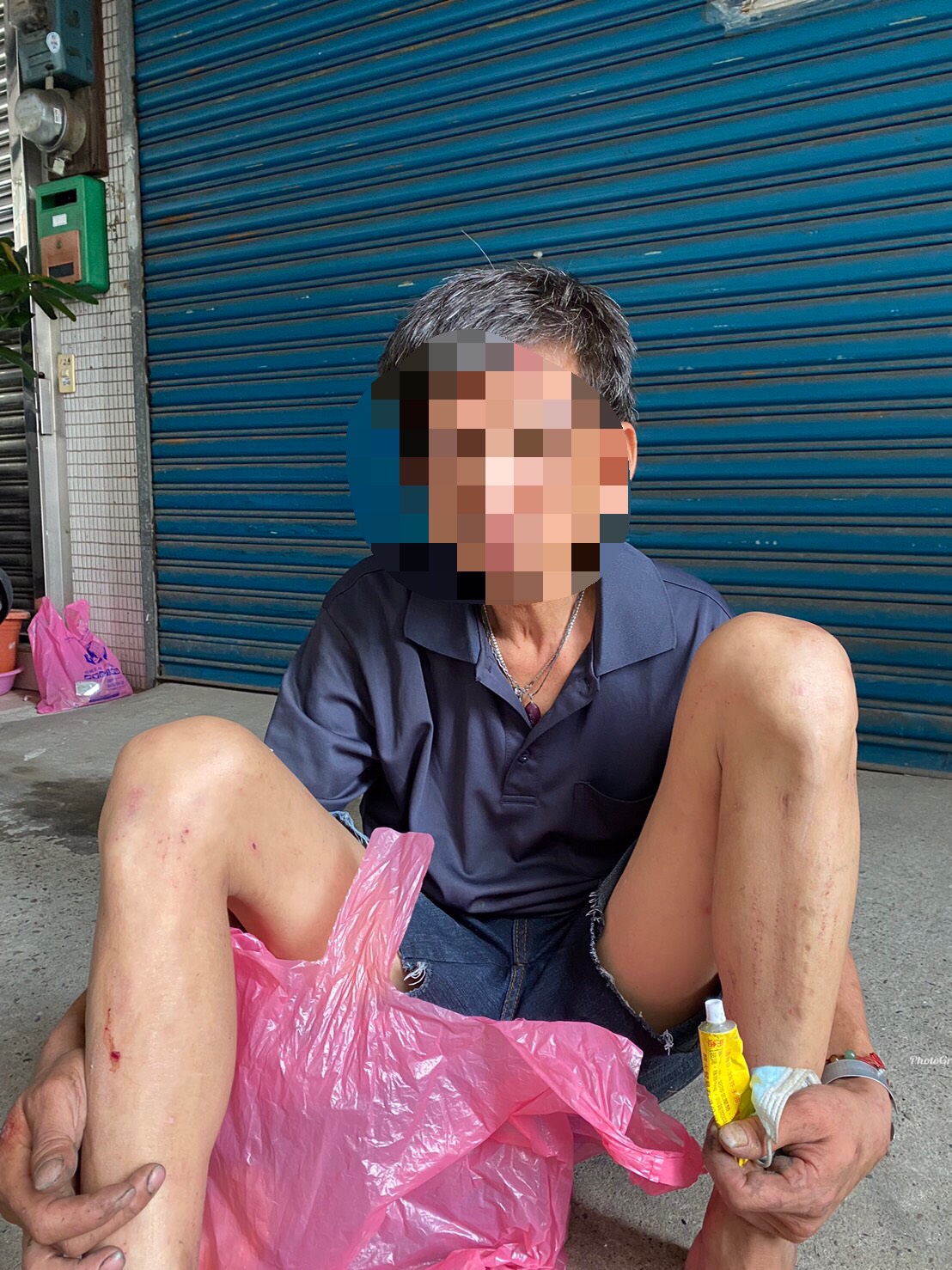 犯嫌蹲在路邊遭警逮。(圖/TVBS)