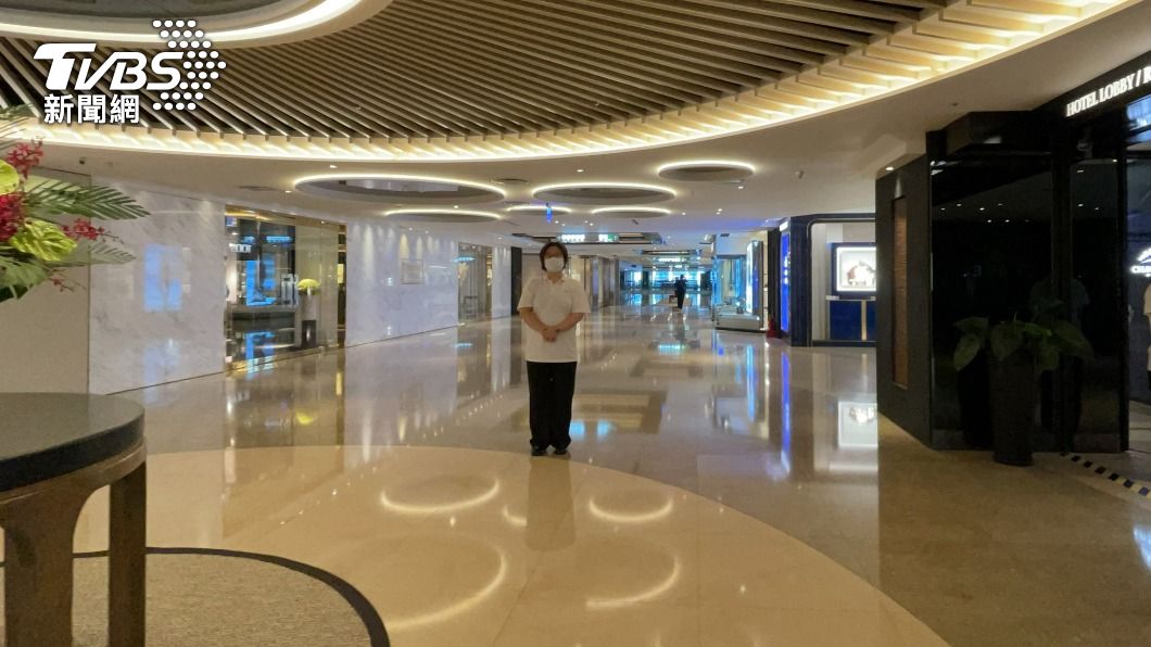 晶華酒店出動人力管控人流改善室內群聚狀況。(圖/TVBS)