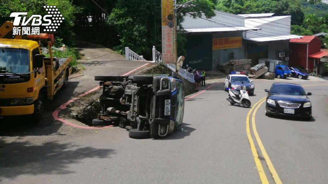 疑倒車不慎摔下邊坡!小貨車側翻覆 駕駛、乘客爬出脫困