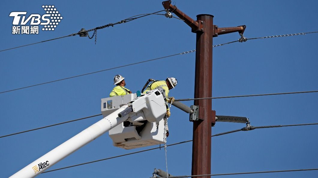 工作人員緊急搶修受損電線。(圖/達志影像美聯社)