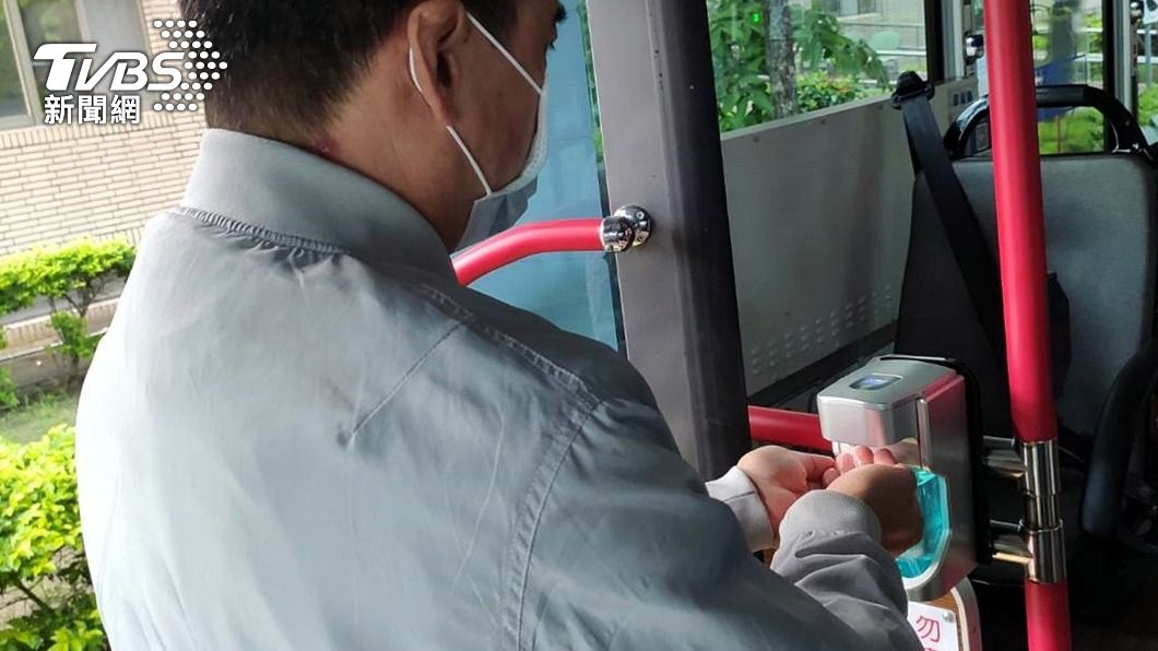 嘉市防堵疫情 電動公車加裝酒精自動噴灑器