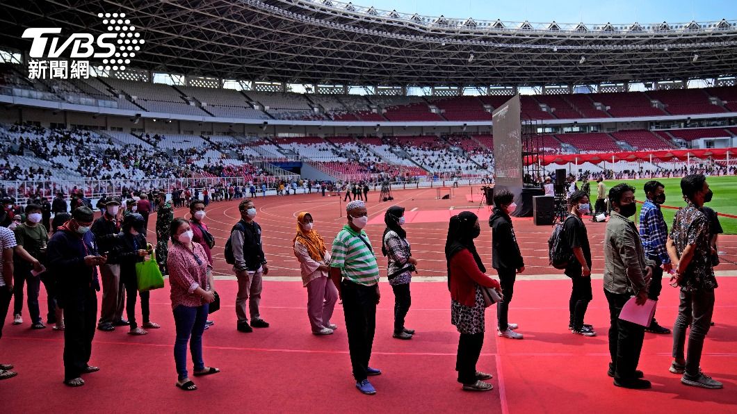 大量民眾聚集在運動場,等待接種疫苗。(圖/達志影像美聯社)