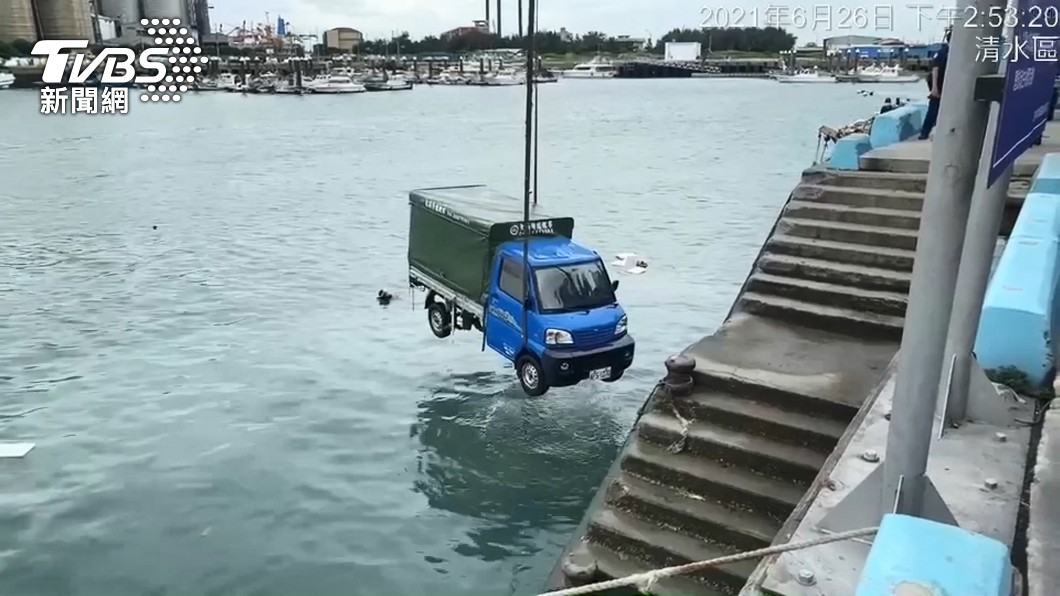 到海邊、湖邊停放車輛要確實拉好手煞車,最好能找石頭擋著車輪避免滑動。(圖片來源/ TVBS)