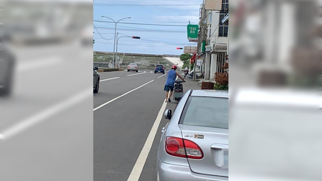 最後那位阿伯並未修車就獨自牽車離開。（圖／翻攝自爆怨2公社）