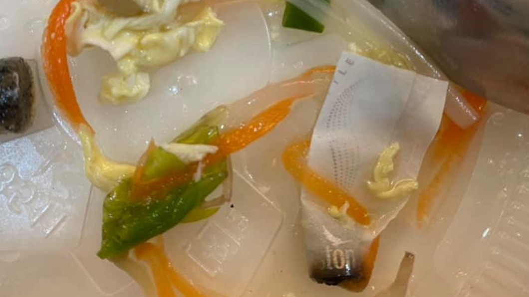 媽媽喝湯時撈到菸蒂。(圖/翻攝自爆料公社官方粉專專屬)
