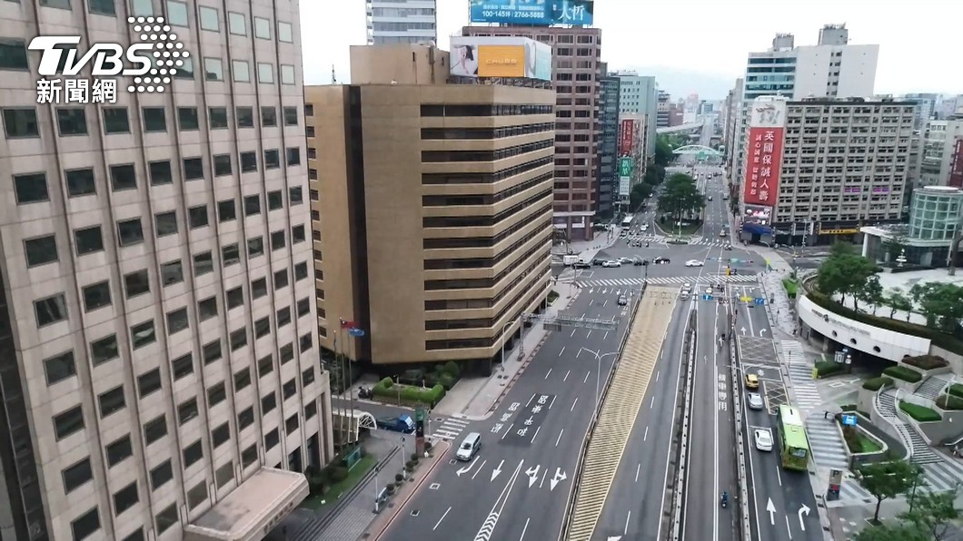 雙北地區許多民眾宅在家防疫,外出人潮銳減。(圖/TVBS)