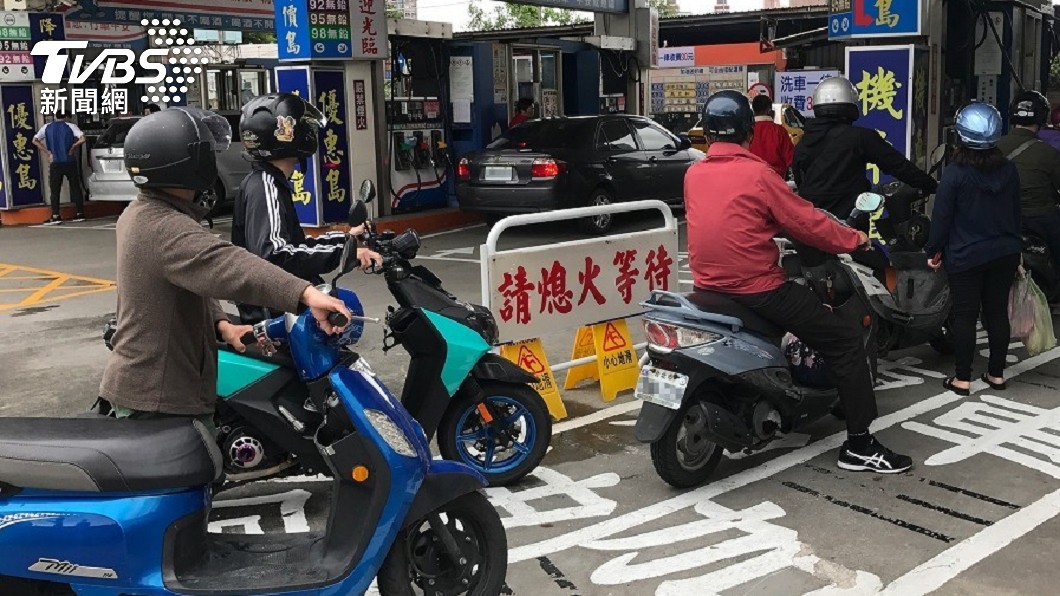每當宣布週一起油價上漲,週日往往會出現大批車輛來加油。(圖/TVBS)