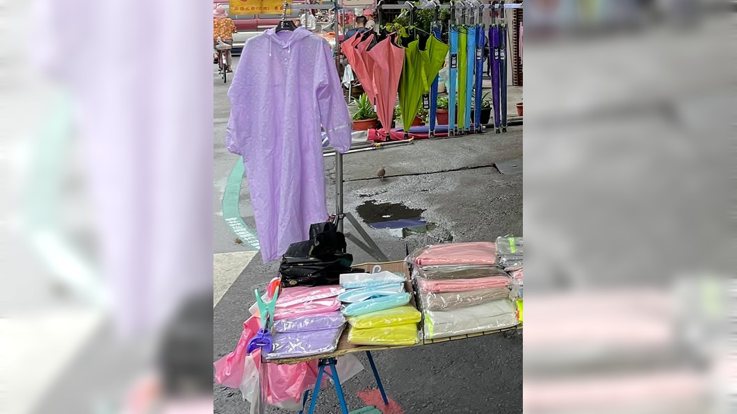 原PO最後免費送阿伯一件雨衣,其他網友紛紛大讚。(圖/翻攝自爆怨2公社)