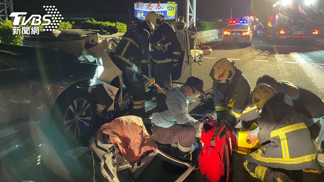 中山高彰化路段暗夜3車連環撞 釀2命危3人傷