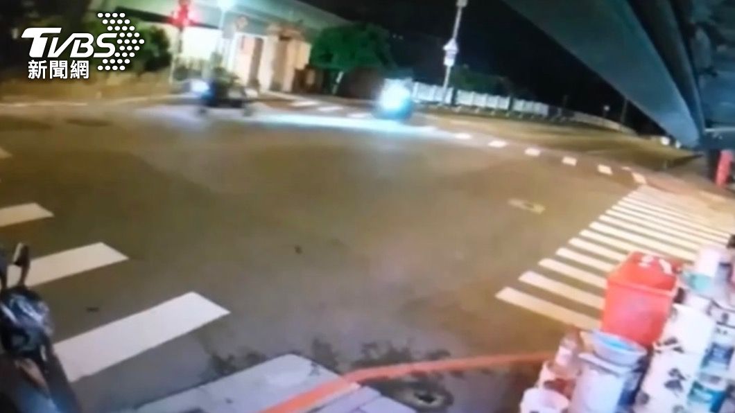 2騎士煞車不及撞車。（圖／TVBS）