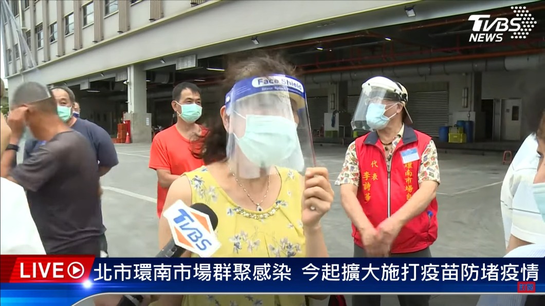 還有攤商表示昨日是晚上6、7點多收到通知要打疫苗,感覺有點錯愕「怎麼這麼快」。(圖/TVBS)