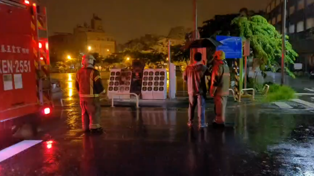 北區成德公園一處充電站起火,消防到場撲滅火勢。(圖/民眾提供)