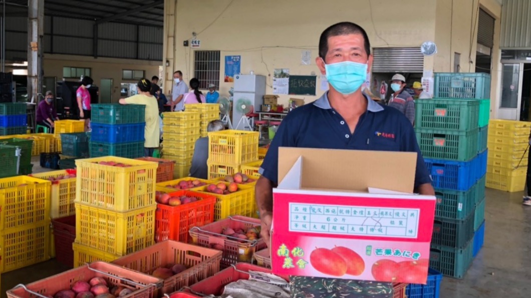 華南銀行以實際行動支持果農贈予辛苦的醫護人員。（圖／華南銀行提供）
