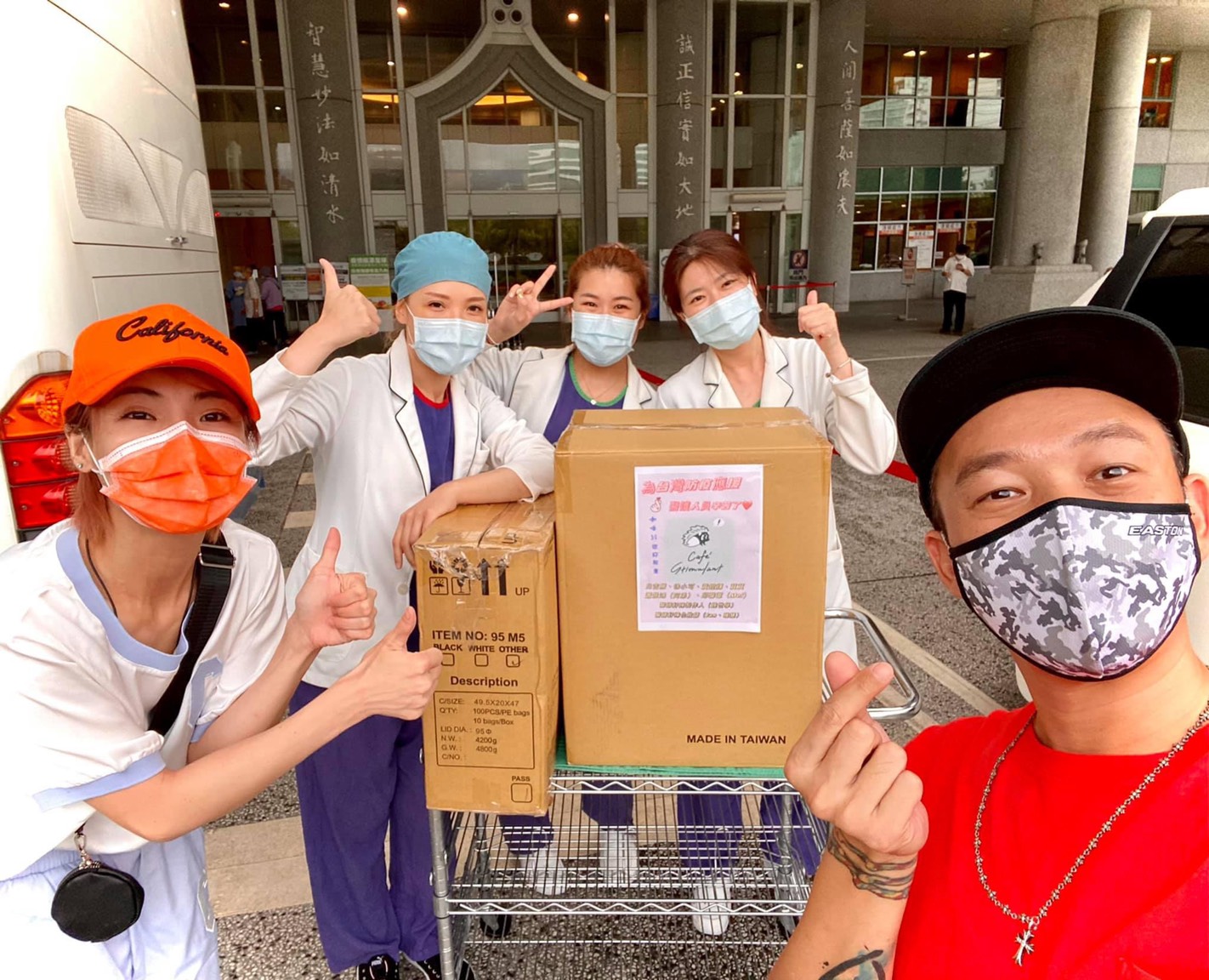 阿Ben夫婦聯手送暖醫護人員。（圖／翻攝自白吉勝&徐小可 Love 白宮這一家 Pai’s Family臉書）